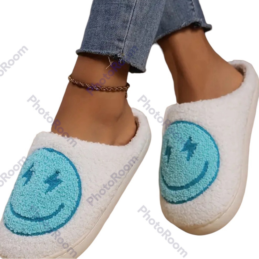 Smile motif blue slippers molded bottom NWT size 8.5-9 Fun summer gift beach